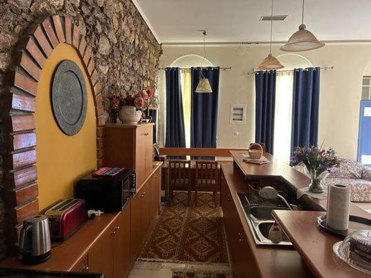 The -300 -A Centrally Located Heritage Home EEsparta Exterior foto